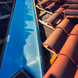Noue de toiture évacuation des eaux de pluie travaux entretiens couverture zinguerie Clarion Couverture Zinguerie