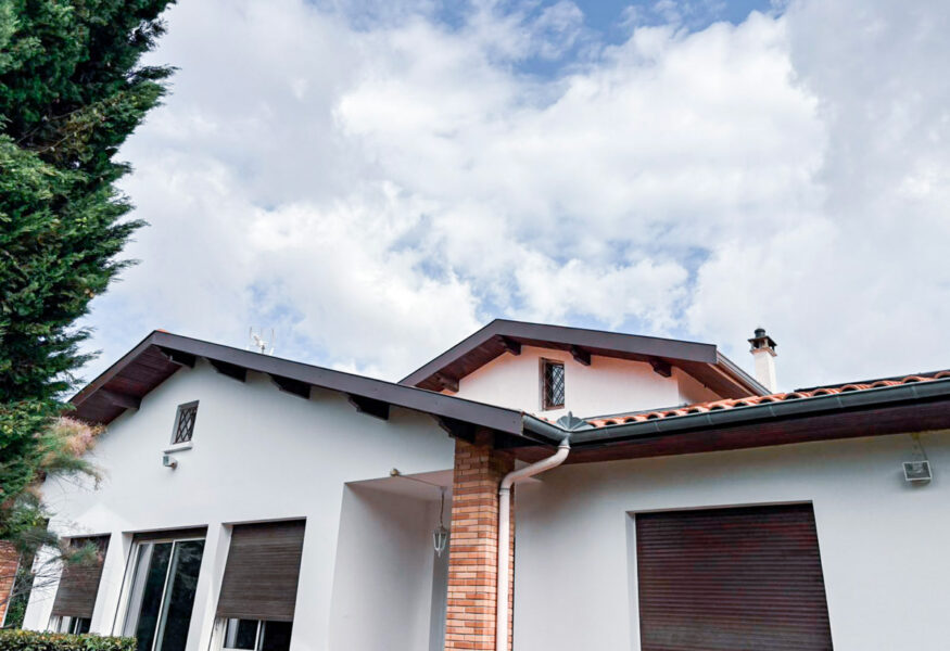 Faites appel à Clarion Couverture Zinguerie, couvreur zingueur pour la pose pour l'habillage en planche de rive aluminium sur votre toiture Colomiers, Tournefeuille, Blagnac, Cornebarrieu, Beauzelle, Mondonville