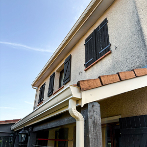 Faites appel à Clarion Couverture Zinguerie, couvreur zingueur pour la pose pour l'habillage en planche de rive aluminium, gouttière et lambris pour l'étanchéité de la toiture sur Colomiers, Tournefeuille, Blagnac, Cornebarrieu, Beauzelle, Mondonville