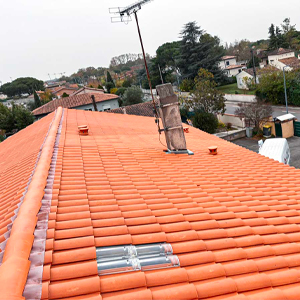 Fenêtre de toit, faitage à sec, retours de cheminée, solins, couverture en tuile, retours de vélux sur Pibrac, Mondonville, Colomiers, Aussonne, Cornebarrieu avec CCZ artisan couvreur zingeur de métier et réputé