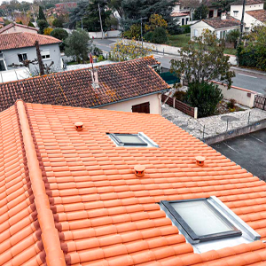 Fenêtre de toit, faitage à sec, retours de cheminée, solins, couverture en tuile, retours de vélux sur Pibrac, Mondonville, Colomiers, Aussonne, Cornebarrieu avec CCZ artisan couvreur zingeur de métier et réputé