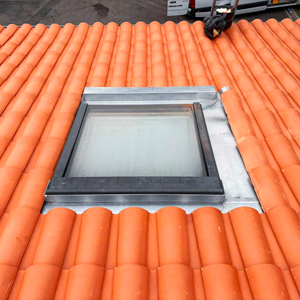 Fenêtre de toit, faitage à sec, retours de cheminée, solins, couverture en tuile, retours de vélux sur Pibrac, Mondonville, Colomiers, Aussonne, Cornebarrieu avec CCZ artisan couvreur zingeur de métier et réputé