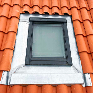 Fenêtre de toit, faitage à sec, retours de cheminée, solins, couverture en tuile, retours de vélux sur Pibrac, Mondonville, Colomiers, Aussonne, Cornebarrieu avec CCZ artisan couvreur zingeur de métier et réputé